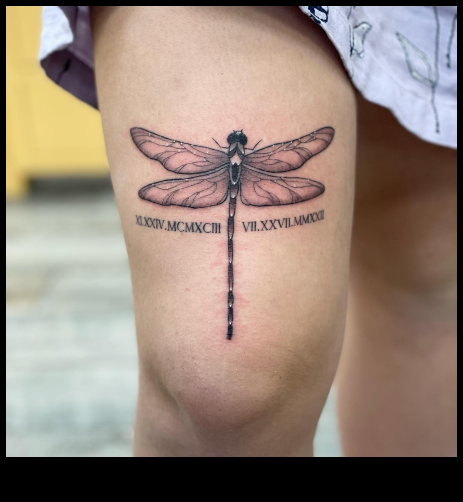 قماش معبر: أسلوب راقي مع وشم جريء على الساق