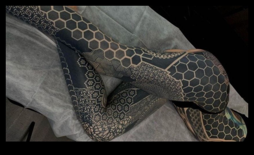 مفروشات الوشم قصص منسوجة للتعبير عن الذات 3 نسيج الوشم: نسج القصص من خلال الأفكار الفنية