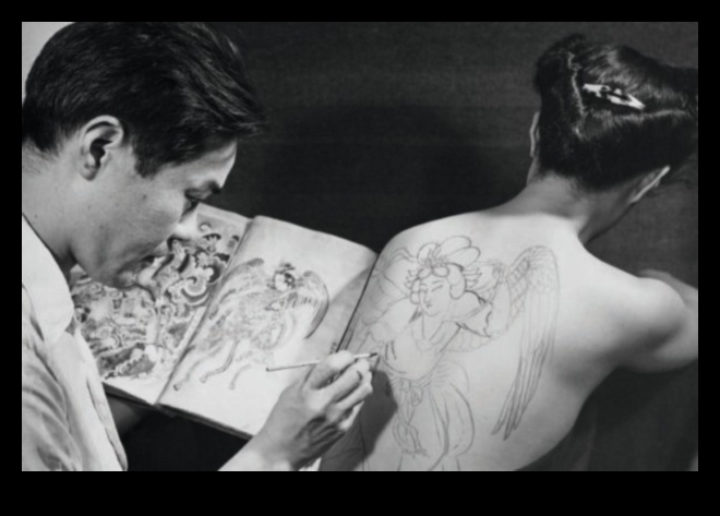 الروايات الأيقونية: الكشف في قصص الوشم الرمزية