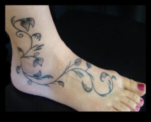 حكايات على أصابع قدميك: فن حرفية وشم الساق التعبيرية