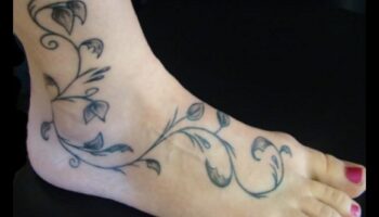 حكايات على أصابع قدميك: فن حرفية وشم الساق التعبيرية