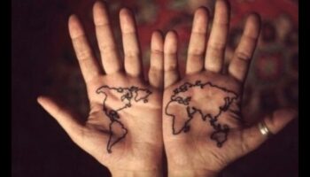 ما وراء النخيل: انغمس في جاذبية روايات الوشم اليدوي الفريدة من نوعها