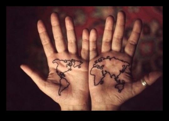 ما وراء النخيل: انغمس في جاذبية روايات الوشم اليدوي الفريدة من نوعها