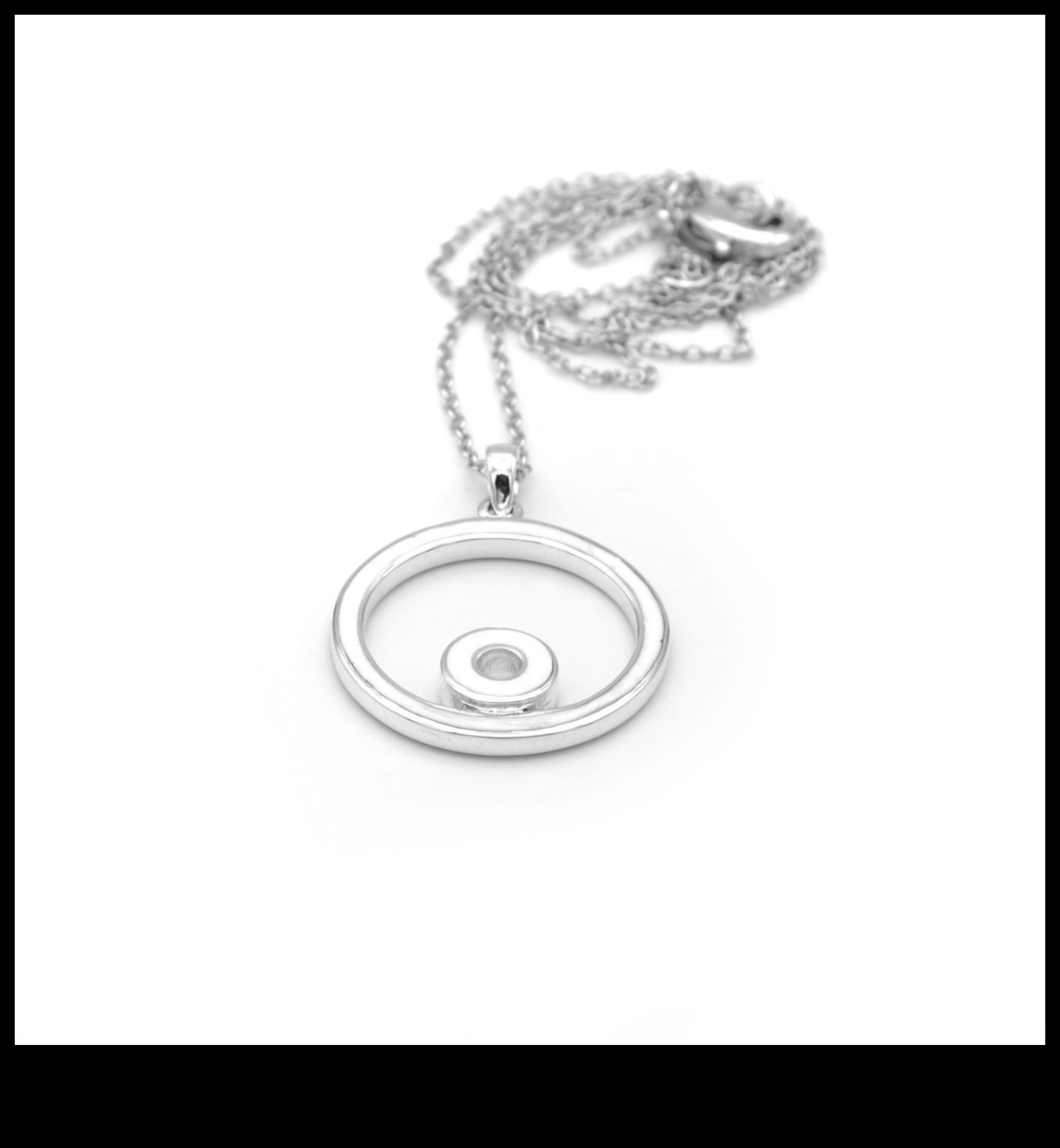 جاذبية الحرفيين: إعادة تعريف الأناقة بقطع مصنوعة يدويًا