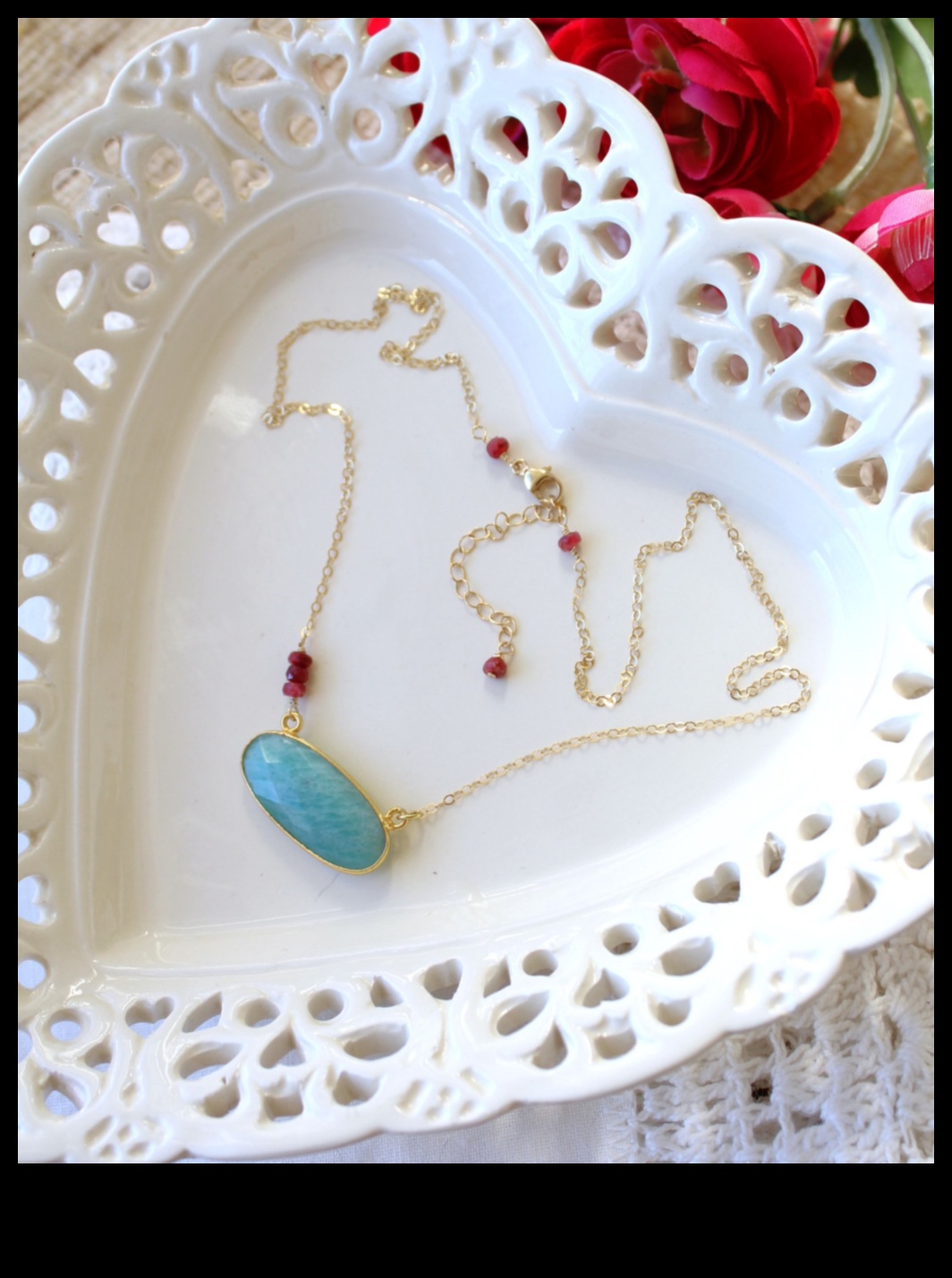 الانسجام في الذهب: غلف نفسك بدفء مجموعتنا من القلائد الذهبية