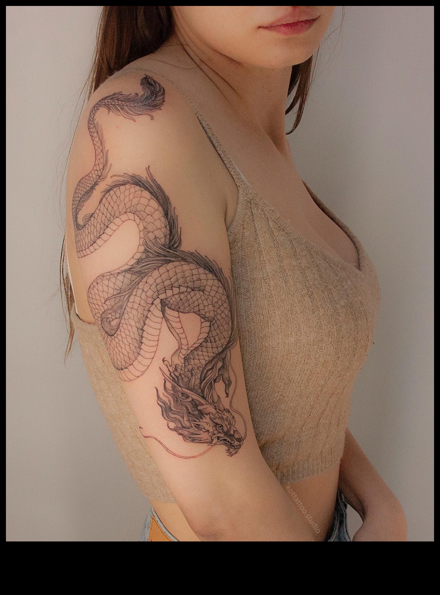 أناقة الذراع: رحلة إلى عالم الوشم المصمم بجرأة