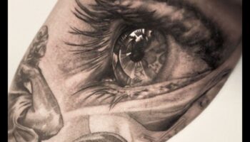 أناقة فائقة الواقعية: وشم واقعي مميز